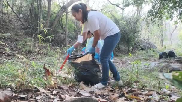 Група Азіатських Волонтерів Збирають Сміття Пластик Біля Річки Покладіть Сміття — стокове відео