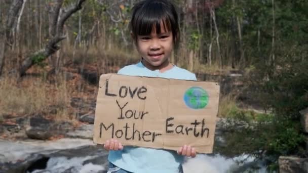 Портрет Милой Маленькой Девочки Стоящей Плакатом Love Your Mother Earth — стоковое видео