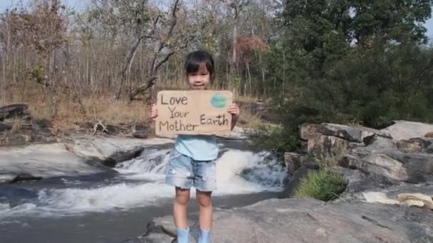 Ritratto Bambina Carina Piedi Con Love Your Mother Earth Poster — Video Stock