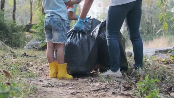 アジアのボランティア家族のグループは ゴミ袋を結び 川でゴミを拾い上げた後にそれを実行します 環境を救うためにゴミ箱にゴミを入れてください 世界環境デー — ストック動画