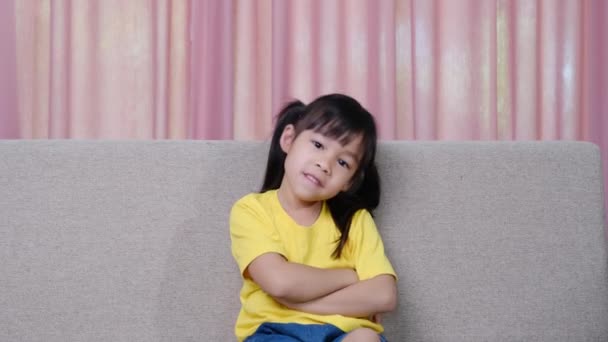 Portret Van Een Vrolijk Lachend Klein Meisje Dat Thuis Bank — Stockvideo