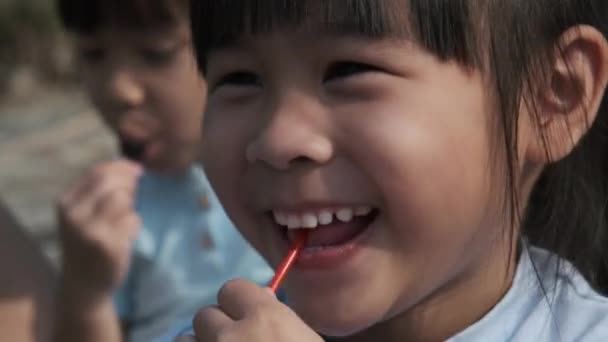 Nettes Kleines Mädchen Das Lutscher Isst Glücklich Wenig Asiatisch Mädchen — Stockvideo