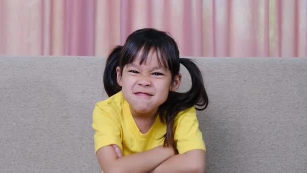 Portret Van Een Vrolijk Lachend Klein Meisje Dat Thuis Bank — Stockvideo
