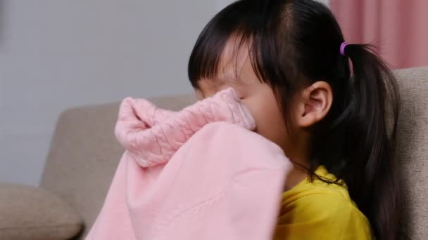 Petite Fille Mignonne Reniflant Les Vêtements Après Lessive Intérieur — Video