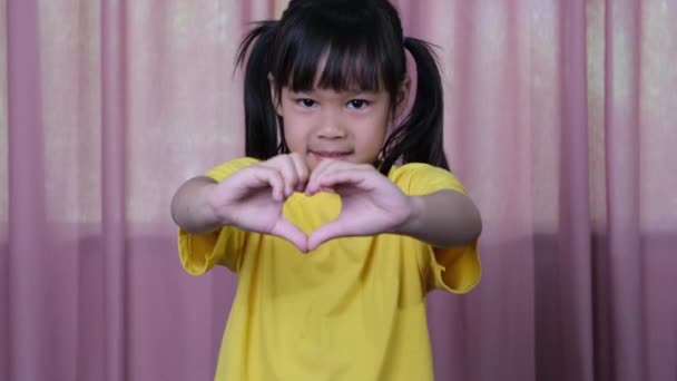 Menina Bonito Fazendo Gestos Coração Com Mãos Mostrando Amor Cuidado — Vídeo de Stock