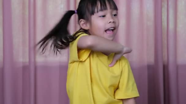 Nettes Kleines Mädchen Einem Gelben Shirt Das Hause Spaß Hat — Stockvideo