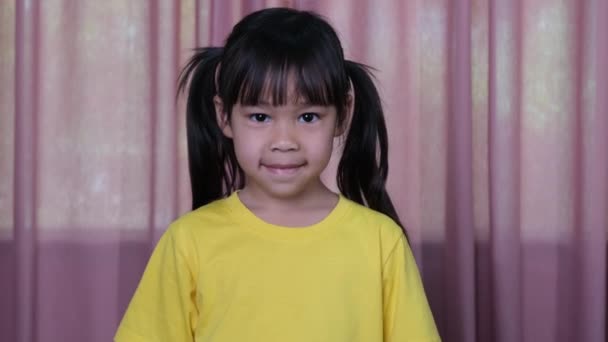 Gadis Kecil Yang Lucu Membuat Aku Mencintaimu Gerakan Dengan Tangan — Stok Video