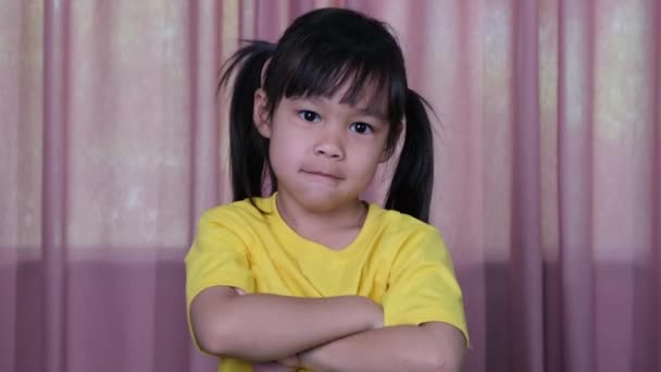 Şirin Küçük Kız Bir Şeyler Düşünüyor Evdeki Pembe Perde Arkasına — Stok video