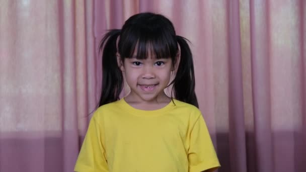 Retrato Una Niña Feliz Sonriente Sobre Fondo Cortina Rosa Casa — Vídeos de Stock