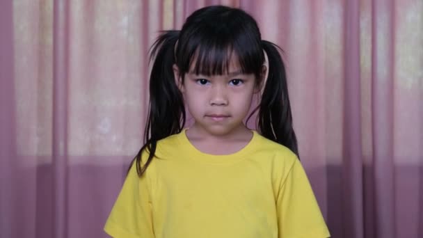 Wütendes Kleines Asiatisches Mädchen Gelbem Shirt Das Enttäuschung Und Konflikte — Stockvideo