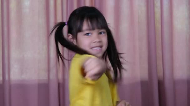Nettes Kleines Mädchen Das Boxbewegungen Macht Und Für Übungen Innenräumen — Stockvideo