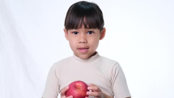 Niña Feliz Con Manzana Linda Niña Asiática Comiendo Manzana Orgánica — Vídeos de Stock