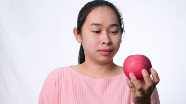 Mujer Asiática Sosteniendo Una Manzana Con Mordisco Una Sonrisa Mostrando — Vídeos de Stock