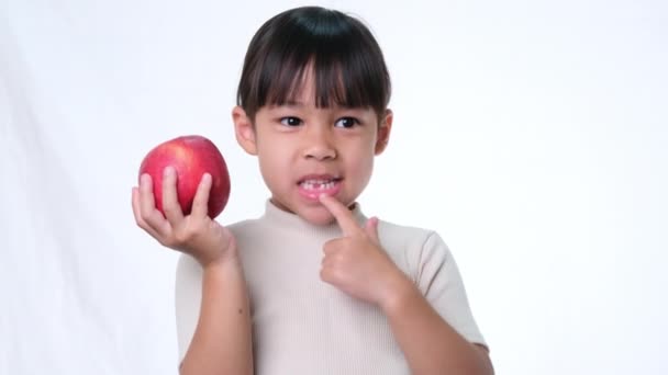 Lycklig Liten Flicka Med Äpple Söt Asiatisk Liten Flicka Äter — Stockvideo