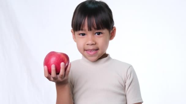 Ευτυχισμένο Κοριτσάκι Μήλο Χαριτωμένο Ασιατικό Κοριτσάκι Τρώει Οργανικό Μήλο Λευκό — Αρχείο Βίντεο