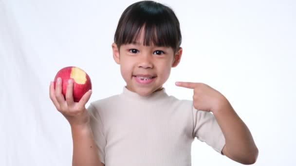 Šťastná Holčička Jablkem Roztomilé Asijské Holčička Jíst Organické Jablko Bílém — Stock video