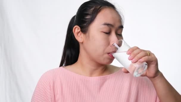 Glad Kvinna Dricksvatten Från Glas Vit Bakgrund Studio Hälsosam Livsstil — Stockvideo