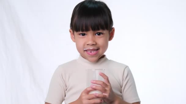 Asian Little Cute Girl Picia Mleka Szklanki Uśmiech Białym Tle — Wideo stockowe