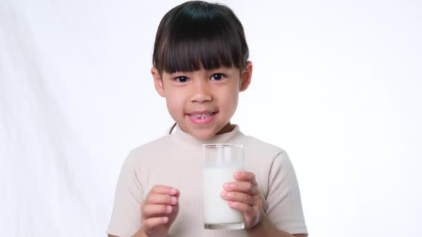 Ασιατικό Μικρό Χαριτωμένο Κορίτσι Πίνοντας Γάλα Από Ένα Ποτήρι Και — Αρχείο Βίντεο