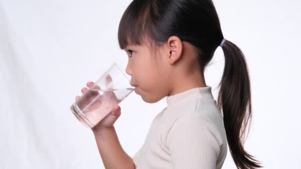 Мила Маленька Азіатська Дівчинка Воду Склянки Білому Тлі Студії Хороша — стокове відео