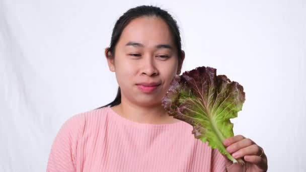 Zdrowa Azjatka Świeżą Sałatką Pokazująca Kciuki Studio Białym Tle Dieta — Wideo stockowe