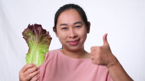 Здорова Азіатка Свіжим Салатом Пальцями Білому Фоні Студії Харчова Їжа — стокове відео