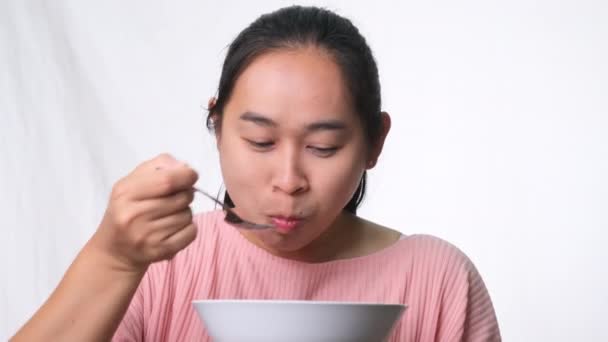 Ασιάτισσα Που Τρώει Δημητριακά Γάλα Λευκό Φόντο Στο Στούντιο Γυναίκα — Αρχείο Βίντεο
