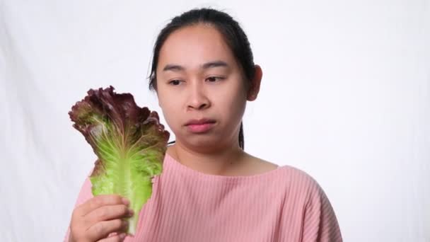 Ασιάτισσα Μισεί Την Φρέσκια Σαλάτα Λευκό Φόντο Στο Στούντιο Διατροφή — Αρχείο Βίντεο