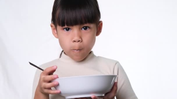 Мила Маленька Азіатська Дівчинка Воду Склянки Білому Тлі Студії Хороша — стокове відео