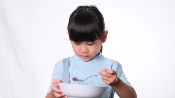 Linda Niñita Desayunando Niña Feliz Comiendo Cereal Con Leche Cuenco — Vídeos de Stock