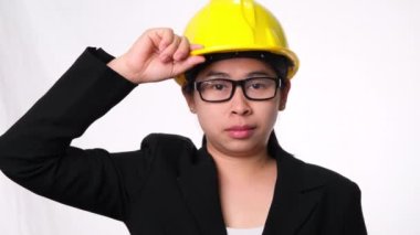 Kaskla gülümseyen kadın teknisyen. Stüdyoda beyaz arka planda kendine güvenen bir inşaat işçisi..