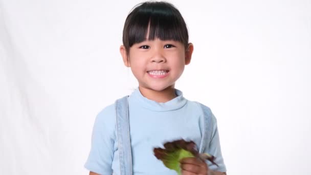 Счастливая Маленькая Девочка Свежим Салатом Белом Фоне Студии Хорошая Здоровая — стоковое видео