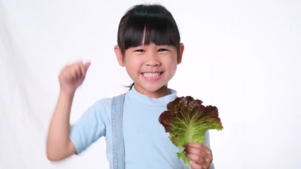 Niña Feliz Con Ensalada Fresca Con Pulgares Hacia Arriba Sobre — Vídeos de Stock