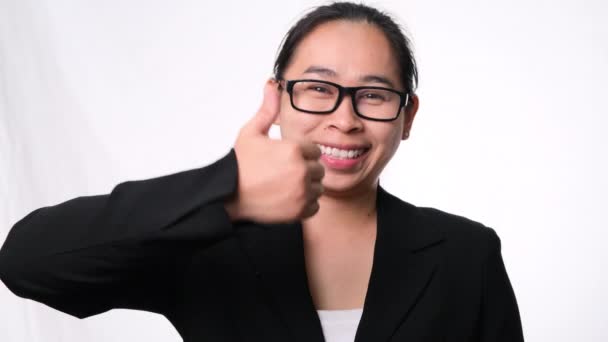Glückliche Asiatische Geschäftsfrau Steht Mit Daumen Hoch Geste Auf Weißem — Stockvideo