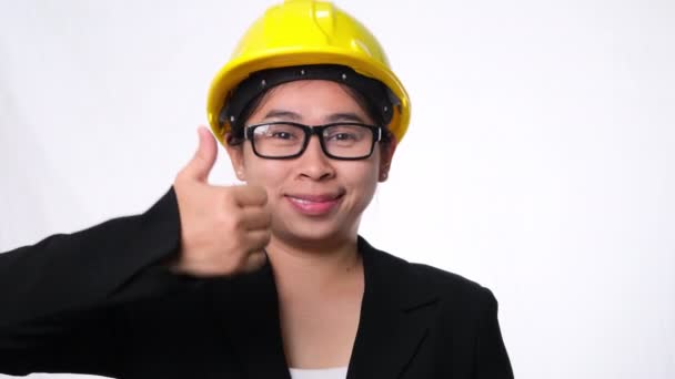 Mujer Técnica Sonriendo Con Casco Mostrando Los Pulgares Hacia Arriba — Vídeos de Stock