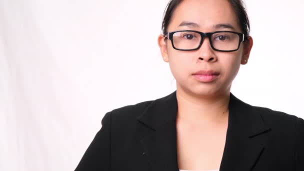 Confiada Mujer Negocios Asiática Mirando Cámara Sobre Fondo Blanco Estudio — Vídeo de stock