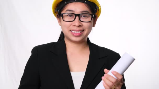 Kobieta Architekt Kasku Trzyma Plany Budowy Uśmiecha Się Kamery Białym — Wideo stockowe