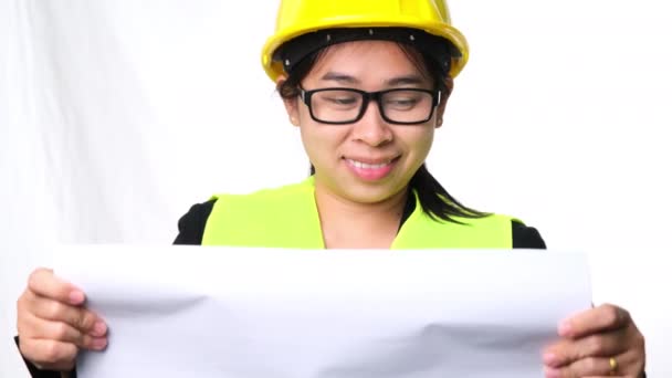 Architecte Féminine Dans Casque Regardant Les Plans Construction Sur Fond — Video