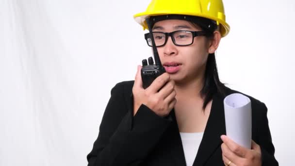 Kobieta Architekt Hełmie Trzymająca Plany Budowy Używająca Krótkofalówki Rozmawiająca Innymi — Wideo stockowe