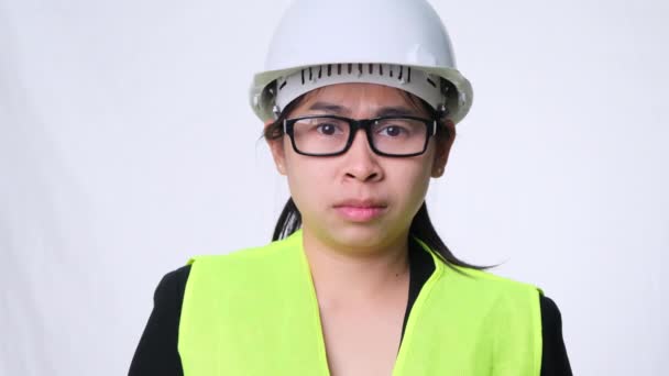 Wściekła Inżynier Kasku Stoi Białym Tle Studiu Zestresowana Kobieta Pracy — Wideo stockowe
