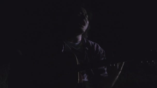 Przystojny Kręcone Włosy Azjata Gra Gitarze Śpiewa Nad Jeziorem Nocy — Wideo stockowe