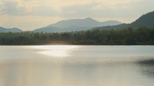 日落时湖与山的景色 — 图库视频影像