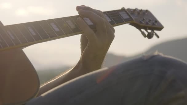 Przystojny Kręcone Włosy Azjata Gra Gitarze Śpiewa Nad Jeziorem Zachodzie — Wideo stockowe