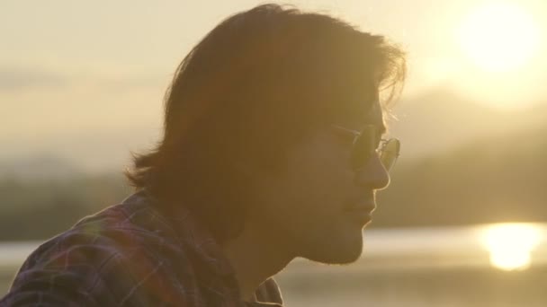 Fešák Kudrnaté Vlasy Asijské Muž Hrát Kytaru Zpívat Jezera Při — Stock video