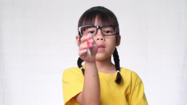 Симпатична Дівчинка Тримає Пензлик Малюючи Уявну Картину Білому Тлі Студії — стокове відео