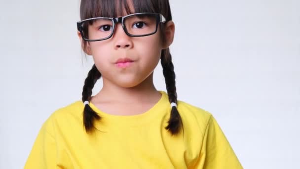 Шкільна Дівчина Показує Тремтячий Жест Пальця Каже Білому Фоні Студії — стокове відео