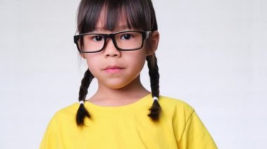 6 yaşında tatlı bir Asyalı kız, parlak bir şekilde gülümsüyor ve bebek dişleri kırılıyor. Çocuklarda ağız sağlığı ve diş bakımı