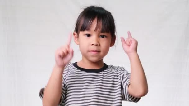 Sevimli Küçük Kız Boş Bir Yeri Işaret Ediyor Beyaz Bir — Stok video