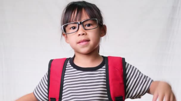 Nettes Schulmädchen Mit Brille Und Rucksack Sie Gut Aussehend Charmant — Stockvideo