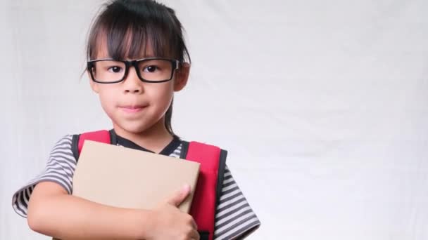 Χαμογελαστή Μαθήτρια Που Φοράει Καλοκαιρινά Ρούχα Σακίδιο Που Κρατάει Βιβλία — Αρχείο Βίντεο